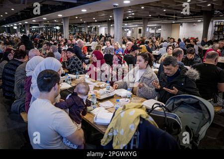 HENGELO - nel ROC van Twente, il Gieterij, l'Iftar è consumato. IFTAR è il pasto consumato dai musulmani durante il mese di digiuno di Ramadan immediatamente dopo il tramonto. Questo Iftar tradizionale è organizzato dalla comunità turca per aiutare le vittime dei terremoti in Turchia. I proventi sono utilizzati per acquistare case prefabbricate. ANP EMIEL MUIJDERMAN olanda fuori - belgio fuori Foto Stock