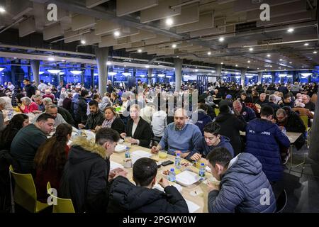 HENGELO - nel ROC van Twente, il Gieterij, l'Iftar è consumato. IFTAR è il pasto consumato dai musulmani durante il mese di digiuno di Ramadan immediatamente dopo il tramonto. Questo Iftar tradizionale è organizzato dalla comunità turca per aiutare le vittime dei terremoti in Turchia. I proventi sono utilizzati per acquistare case prefabbricate. ANP EMIEL MUIJDERMAN olanda fuori - belgio fuori Foto Stock