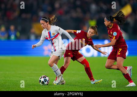 Roma, Italia. 21st Mar, 2023. Roma, Italia, 21st 2023 marzo: Aitana Bonmati (14 Barcellona) batte per la palla durante la partita di calcio della UEFA Womens Champions League tra AS Roma e il FC Barcelona allo Stadio Olimpico di Roma. (Daniela Porcelli/SPP) Credit: SPP Sport Press Photo. /Alamy Live News Foto Stock