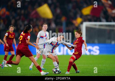 Roma, Italia. 21st Mar, 2023. Roma, Italia, 21st 2023 marzo: Aitana Bonmati (14 Barcellona) batte per la palla durante la partita di calcio della UEFA Womens Champions League tra AS Roma e il FC Barcelona allo Stadio Olimpico di Roma. (Daniela Porcelli/SPP) Credit: SPP Sport Press Photo. /Alamy Live News Foto Stock