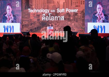 Bangkok, Thailandia. 24th Mar, 2023. Paethongtarn Shinawatra, presidente del comitato consultivo per l'impegno e l'innovazione del Pheu Thai Party, l'ex primo ministro thailandese Thaksin Shinawatra, figlia più giovane, ha tenuto il discorso sul palco. Di fronte ai tifosi del Pheu Thai Party, durante una campagna di rally allo Stadio uno, Banthadthong Road, Pathum WAN District, Bangkok, Thailandia, Il 24 marzo 2022. (Credit Image: © Teera Noisakran/Pacific Press via ZUMA Press Wire) SOLO PER USO EDITORIALE! Non per USO commerciale! Foto Stock