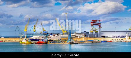 Ancona, Italia, il porto con gru e navi caricate, banner Foto Stock