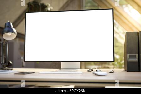 Computer all-in-one con uno schermo vuoto davanti in loft industriale verde ufficio ecologico interni Foto Stock