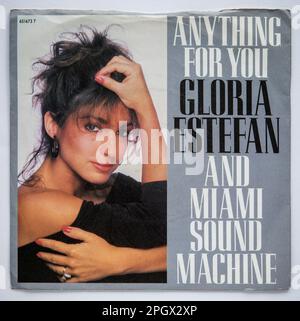 Copertina della versione singola da sette pollici di Anything for You di Gloria Estefan e Miami Sound Machine, rilasciata nel 1987 Foto Stock