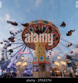 Amburgo, Germania. 24th Mar, 2023. Il primo giorno del Duomo primaverile di Amburgo, i visitatori potranno fare un giro su una catena a giostra. La festa popolare dura fino al 23 aprile. Credit: Markus Scholz/dpa/Alamy Live News Foto Stock