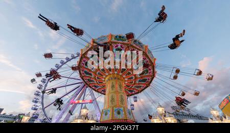 Amburgo, Germania. 24th Mar, 2023. Il primo giorno del Duomo primaverile di Amburgo, i visitatori potranno fare un giro su una catena a giostra. La festa popolare dura fino al 23 aprile. Credit: Markus Scholz/dpa/Alamy Live News Foto Stock