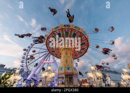 Amburgo, Germania. 24th Mar, 2023. Il primo giorno del Duomo primaverile di Amburgo, i visitatori potranno fare un giro su una catena a giostra. La festa popolare dura fino al 23 aprile. Credit: Markus Scholz/dpa/Alamy Live News Foto Stock