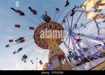 Amburgo, Germania. 24th Mar, 2023. Il primo giorno del Duomo primaverile di Amburgo, i visitatori potranno fare un giro su una catena a giostra. La festa popolare dura fino al 23 aprile. Credit: Markus Scholz/dpa/Alamy Live News Foto Stock