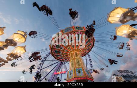 Amburgo, Germania. 24th Mar, 2023. Il primo giorno del Duomo primaverile di Amburgo, i visitatori potranno fare un giro su una catena a giostra. La festa popolare dura fino al 23 aprile. Credit: Markus Scholz/dpa/Alamy Live News Foto Stock