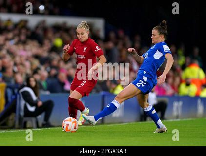 Emma Koivisto di Liverpool (a sinistra) e Katrine Veje di Everton combattono per la palla durante la partita della Super League delle donne Barclays al Goodison Park, Liverpool. Data immagine: Venerdì 24 marzo 2023. Foto Stock