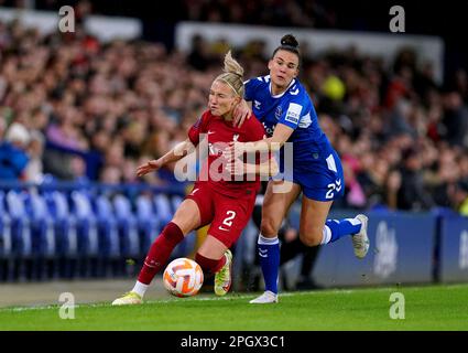 Emma Koivisto di Liverpool (a sinistra) e Katrine Veje di Everton combattono per la palla durante la partita della Super League delle donne Barclays al Goodison Park, Liverpool. Data immagine: Venerdì 24 marzo 2023. Foto Stock