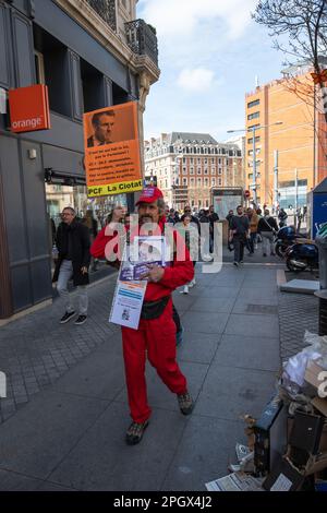 Marsiglia, Francia. 23rd Mar, 2023. Durante la manifestazione si è sposato un protesista del Partito Comunista Francese (PCF). La marcia contro il progetto di riforma delle pensioni si è mobilitata tra 16000 (polizia) e 280 000 manifestanti normali a Marsiglia. Credit: SOPA Images Limited/Alamy Live News Foto Stock