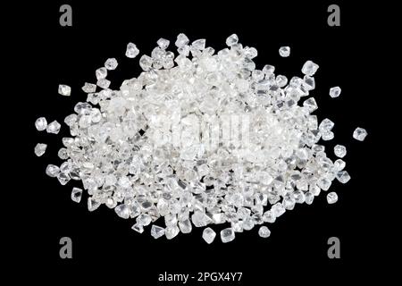 Diamanti grezzi e non tagliati su sfondo nero pieno. Foto Stock
