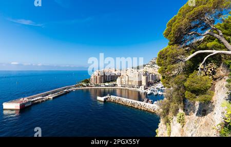 Montecarlo, Monaco - 2022 agosto: Vista panoramica del porto di Fontvielle con cielo blu e mare Foto Stock