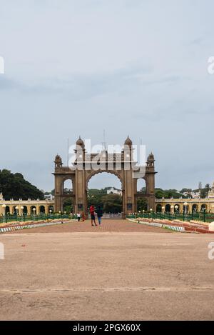 Mysore Palace Karnataka Settembre 1 2022 turisti che visitano lo storico e grandioso palazzo Mysore chiamato anche Amba Vilas Palace in Karnataka India Foto Stock