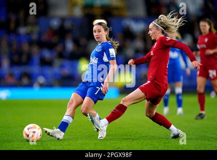 Clare Wheeler di Everton (a sinistra) e Missy Bo Kearns di Liverpool si battono per la palla durante la partita della Super League delle donne di Barclays al Goodison Park, Liverpool. Data immagine: Venerdì 24 marzo 2023. Foto Stock