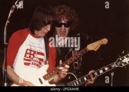 Todd Rundgren e Ian Hunter suonano un concerto benefico per il candidato presidenziale John Anderson all'Ocean state Performing Arts Center di Providence, Rhode Island, 6 ottobre 1980. Foto Stock