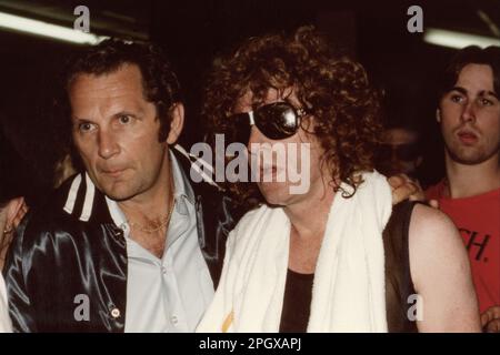 Sicurezza che accompagna Ian Hunter al suo spogliatoio all'Ocean state Performing Arts Center di Providence, Rhode Island, 6 ottobre 1980. Foto Stock