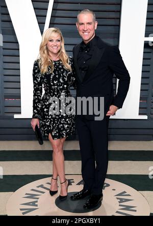 Foto del file datata 26/02/17 di Reese Witherspoon e del marito Jim Toth in arrivo al Vanity Fair Oscar Party di Beverly Hills, Los Angeles, USA. Witherspoon e suo marito Jim Toth hanno detto di aver preso la "decisione difficile" per divorziare dopo più di 10 anni di matrimonio. L'attrice legalmente bionda Witherspoon, 47 anni, è sposata con l'agente di talento Toth, 52 anni, dal 2011. Data di emissione: Venerdì 24 marzo 2023. Foto Stock