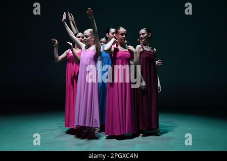 I giovani e gloriosi ballerini della Royal Swedish Ballet School eseguono estratti dell'opera seminale di Cohan del 1975, Stabat Mater . Una serata di coreografia per onorare l'eredità del leggendario coreografo Robert Cohan , il padre fondatore della danza contemporanea in questo paese, sarà eseguita presso il luogo il 24 e 25 marzo 2023. Questo pezzo sarà eseguito dagli studenti della Royal Swedish Ballet School . Foto Stock