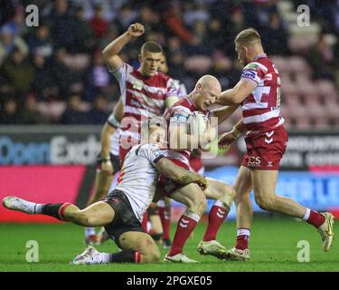 Wigan, Regno Unito. 24th Mar, 2023. Deon Cross #28 di Salford Red Devils affronta Liam Farrell #12 di Guerrieri Wigan durante la partita di Betfred Super League Guerrieri Wigan vs Salford Red Devils al DW Stadium, Wigan, Regno Unito, 24th marzo 2023 (Foto di Gareth Evans/News Images) a Wigan, Regno Unito il 3/24/2023. (Foto di Gareth Evans/News Images/Sipa USA) Credit: Sipa USA/Alamy Live News Foto Stock