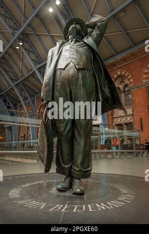 La statua di bronzo di Giovanni Betjeman, svelata da sua figlia il 12th novembre 2007 per commemorare Betjeman e segnare l'apertura dei St Pancras Foto Stock