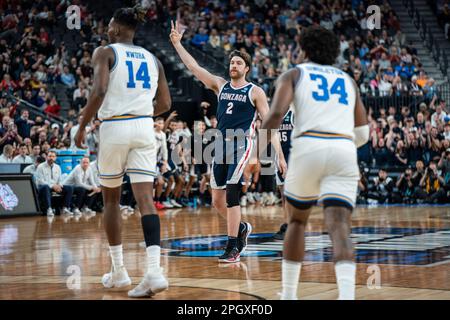 Gonzaga Bulldogs Forward Drew Timme (2) festeggia dopo aver fatto un tre puntatori durante una partita di torneo di pallacanestro maschile NCAA contro i Bruins UCLA Foto Stock