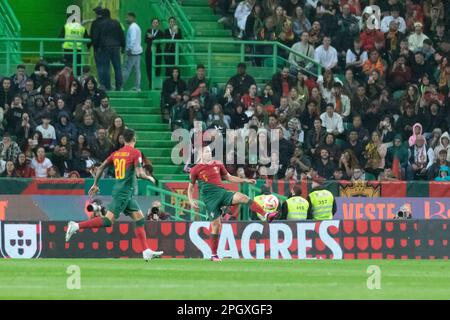 Marzo 23, 2023. Lisbona, Portogallo. Raphael Guerreiro (5), difensore del Portogallo e di Borussia Dortmund, in azione durante il 1st° turno del Gruppo J per il turno di qualificazione Euro 2024, Portogallo vs Liechtenstein Credit: Alexandre de Sousa/Alamy Live News Foto Stock