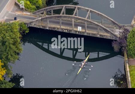 Vista aerea, kayak sotto ponte alla centrale idroelettrica di Hohenstein a Witten, nella regione della Ruhr, Renania settentrionale-Vestfalia, Germania, ponte, DE, Europa, p Foto Stock