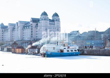 Oslo, Norvegia - 11 marzo 2023: Persone che si rilassano a Oslo Fjord Sauna e saltano in acqua ghiacciata fiordo. Foto Stock