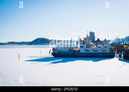 Oslo, Norvegia - 11 marzo 2023: Persone che si rilassano a Oslo Fjord Sauna e saltano in acqua ghiacciata fiordo. Foto Stock