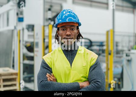Ingegnere africano uomo che lavora all'interno della fabbrica di automazione - Industry Concept Foto Stock