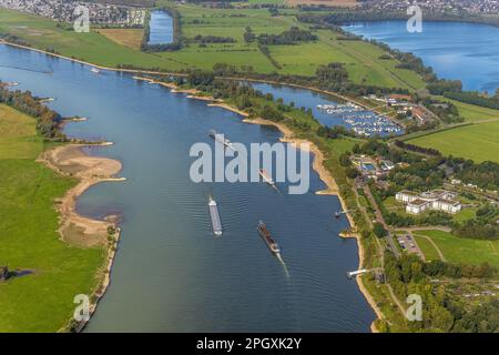 Vista aerea, navigazione interna sul fiume Reno, vicino al lungomare del Reno, nel quartiere di Büderich, a Wesel, nella bassa Reno, nella Renania settentrionale-Vestfalia, Foto Stock