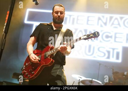 Liam Fray dei Courteeners sul palco durante lo spettacolo Teenage Cancer Trust alla Royal Albert Hall, Londra. Data immagine: Venerdì 24 marzo 2023. Foto Stock