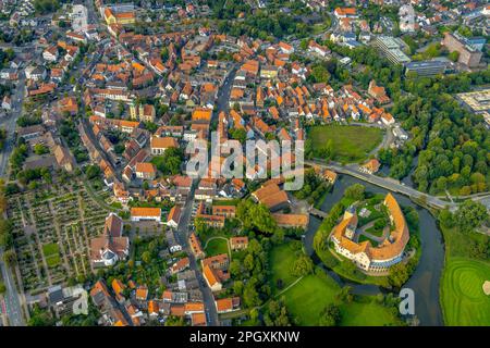 Veduta aerea, il castello di Burgsteinfurt, chiamato anche castello di Steinfurt, nel distretto di Burgsteinfurt a Steinfurt, Münsterland, Renania settentrionale-Vestfalia, Germ Foto Stock