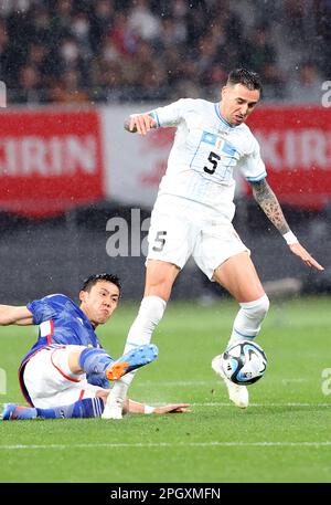 Tokyo, Giappone. 24th Mar, 2023. Matias Vecino (R) dell'Uruguay combatte la palla contro il giapponese Wataru Endo (L) durante una partita di calcio internazionale Kirin Challenge Cup presso lo stadio nazionale giapponese di Tokyo venerdì 24 marzo 2023. Japanand Uruguay ha disegnato il gioco 1-1. (Foto di Yoshio Tsunoda/AFLO) Foto Stock