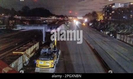 Amburgo, Germania. 24th Mar, 2023. A causa della chiusura della superstrada A7 per lavori di demolizione dei ponti, non ci sono veicoli sulla strada tra gli incroci Heimfeld e Volkspark. Come previsto, la Autobahn 7 è stata completamente chiusa in entrambe le direzioni per l'intero fine settimana. Credit: Markus Scholz/dpa/Alamy Live News Foto Stock