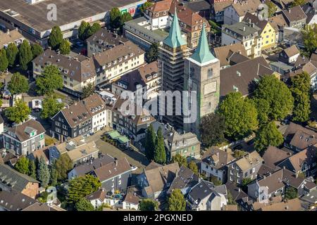 Fotografia aerea, ristrutturazione della torre della chiesa di evang. Christuskirche e Altmarkt a Schwelm, zona della Ruhr, Renania settentrionale-Vestfalia, Germania, luogo di Foto Stock