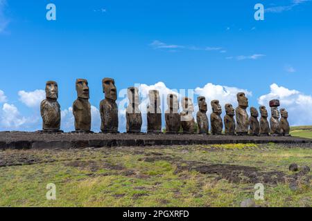 15 statue moai rivolte verso l'interno presso AHU Tongariki nel Parco Nazionale di Rapa Nui sull'Isola di Pasqua, Cile. Foto Stock