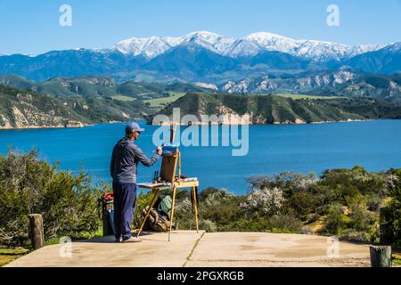 L'artista di Santa Barbara Chris Potter dipinge in aria plein che si affaccia sul lago Cachuma dalla strada per Bradbury Dam. Foto Stock