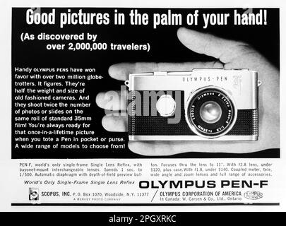 La pubblicità della fotocamera Olympus Pen-F in una rivista NatGeo, novembre 1966 Foto Stock