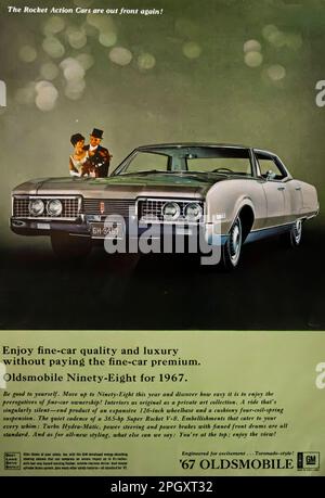 '67 Oldsmobile spot in una rivista NatGeo, novembre 1966 Foto Stock