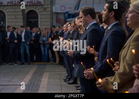 Sombor, Serbia. 24th Mar, 2023. I membri del governo serbo partecipano a un evento commemorativo per le vittime dell'aggressione della NATO a Sombor, in Serbia, il 24 marzo 2023. L'aggressione dell'Organizzazione del Trattato del Nord Atlantico (NATO) contro la Jugoslavia 24 anni fa segnò la morte del diritto internazionale, il presidente serbo Aleksandar Vucic disse venerdì in occasione della commemorazione nella città di Sombor, dove cadde la prima bomba nel 1999. Credit: Notizie dal vivo su Shi Zhongyu/Xinhua/Alamy Foto Stock