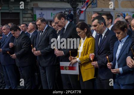 Sombor, Serbia. 24th Mar, 2023. Il presidente serbo Aleksandar Vucic (4th R, fronte) piange con altri in occasione di un evento commemorativo per le vittime dell'aggressione della NATO a Sombor, Serbia, il 24 marzo 2023. L'aggressione dell'Organizzazione del Trattato del Nord Atlantico (NATO) contro la Jugoslavia 24 anni fa segnò la morte del diritto internazionale, il presidente serbo Aleksandar Vucic disse venerdì in occasione della commemorazione nella città di Sombor, dove cadde la prima bomba nel 1999. Credit: Notizie dal vivo su Shi Zhongyu/Xinhua/Alamy Foto Stock