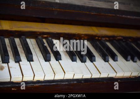 Un vecchio pianoforte si trova in un edificio della chiesa abbandonato nella campagna Missouri, MO, Stati Uniti, Stati Uniti, USA. Foto Stock