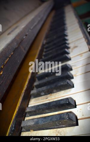 Un vecchio pianoforte si trova in un edificio della chiesa abbandonato nella campagna Missouri, MO, Stati Uniti, Stati Uniti, USA. Foto Stock