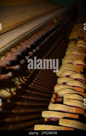 Primo piano dell'interno di un vecchio pianoforte in una chiesa abbandonata nella campagna Missouri, MO, Stati Uniti, USA. Foto Stock