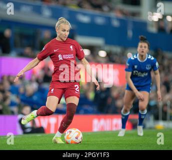 Emma Koivsto di Liverpool passa la palla, durante l'Everton Football Club V Liverpool Football Club a Goodison Park, nella Barclays Women's Super League (Credit Image: ©Cody Froggatt/ Alamy Live News) Foto Stock