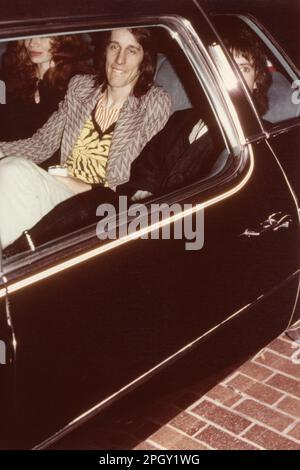 Todd Rundgren e la ragazza Karen Darvin hanno lasciato una conferenza stampa sul Westminster Mall a Providence, RI, USA, 6 ottobre 1980. Foto Stock