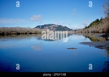 Ampio angolo del bellissimo fiume Klamath, limpido e blu, a Klamath, California. Foto Stock